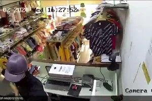 Kẻ cướp táo tợn tấn công nhân viên cướp tại shop quần áo