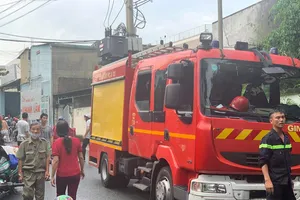 Nhà kho bốc cháy dữ dội tại quận Thủ Đức