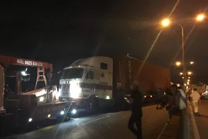 6 xe tông liên hoàn, cầu Phú Mỹ kẹt hơn 3 tiếng đồng hồ