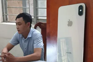 Sàm sỡ nữ sinh bất thành, giật điện thoại khi biết bị ghi hình