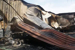 Quận 9: Cháy dãy nhà trọ lan sang kho hàng 