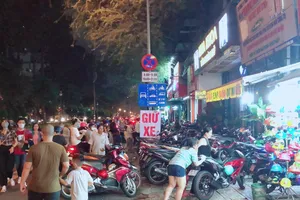 Bãi giữ xe phố lồng đèn chặt chém mùa trung thu