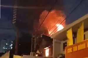 Cháy lớn cạnh Chi cục Thi hành án dân sự quận 9