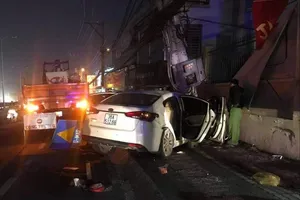 Nghi lái ô tô đi trộm rồi tông gãy cột điện khi thấy công an