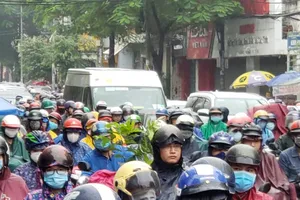 Dòng người trễ giờ làm vì bị 'chôn chân' trên đường