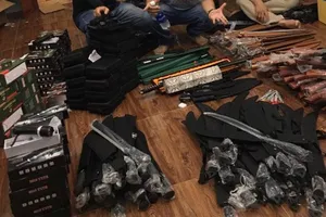 Bắt người bán vũ khí, lần ra cả kho kiếm, súng… ở Thủ Đức