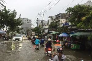 Nhiều nhà dân bị ngập, tài sản hư hỏng do triều cường dâng