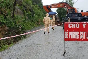 Sạt lở đường 40B, Trà Leng lại bị chia cắt