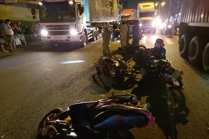 Nóng: Ô tô tông 10 xe máy, nhiều người bị thương tại Thủ Đức