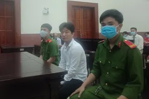 Ngày 25-8, TAND Cấp cao tại TP.HCM xử phúc thẩm bị cáo Võ Thanh Vân (43 tuổi, ngụ Đồng Tháp) bị truy tố về tội mua bán người dưới 16 tuổi. Ảnh: CÙ HIỀN