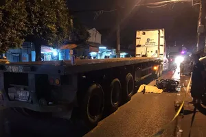 1 phụ nữ đi xe máy té ngã, bị xe container cán tử vong