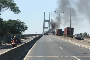 Xe container bốc cháy ở cầu Phú Mỹ
