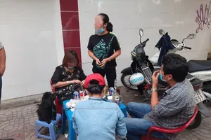  Phạt 3 người nhậu vỉa hè 6 triệu đồng vì không đeo khẩu trang