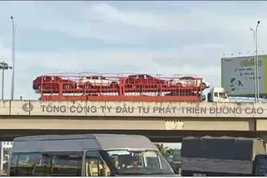 Cục CSGT mời tài xế lái xe đầu kéo lùi trên cao tốc 