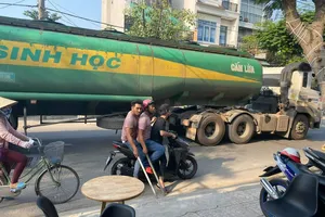 Clip côn đồ cầm gậy, ống tuýp tấn công người dân ở Nhà Bè 