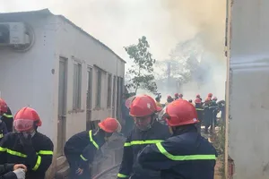 Cảnh sát ngăn đám cháy từ bãi phế liệu sang nhà xưởng ở quận 9