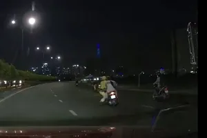 Clip ghi hình CSGT đu theo xe máy rồi té ngã