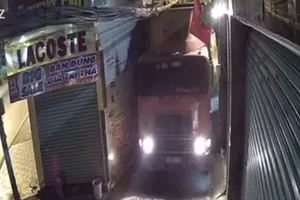 Công an TP Thủ Đức truy xe container chui hẻm làm hư nhà dân 