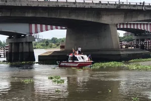 Lục lượng chức năng tìm kiếm người đàn ông nhảy cầu mất tích