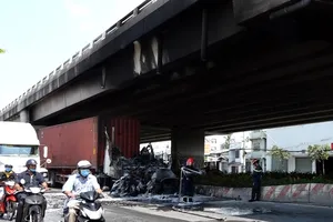 Đầu xe container cháy rụi gần cầu Phú Mỹ