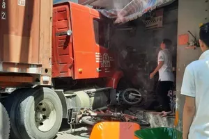 Container lùa nhiều xe máy, lao vào nhà dân khiến 1 người chết