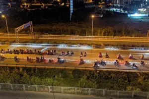 Cả trăm 'quái xế' chặn cao tốc TP.HCM - Dầu Giây đua xe