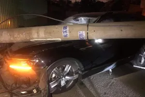 Điện lực TP.HCM thông tin vụ ô tô tông ngã 9 trụ điện