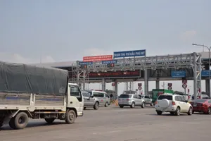 Nhân viên trạm thu phí đòi đánh tài xế khi barier không mở