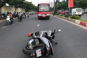 TP Thủ Đức: Xe buýt thắng 50m trước khi tông vào nạn nhân