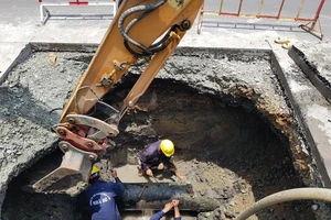 Quận 7: Xuất hiện hố 'tử thần' to bằng chiếc ô tô 7 chỗ