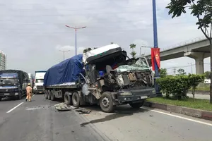 Cabin ô tô đầu kéo nát vụn sau khi tông đuôi xe container