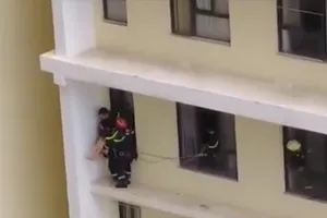 Cảnh sát giải cứu cô gái xinh đẹp từ tầng 18 chung cư