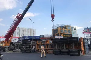 Thủ Đức: Xe container lật, nhiều người thoát chết 