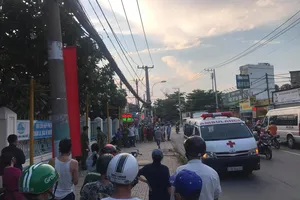 1 người đàn ông đang chạy xe máy thì gục chết ở vỉa hè