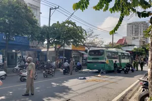 Cha ôm thi thể con gái sau va chạm với xe buýt ở TP Thủ Đức