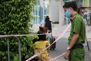 Cháu gái vừa gọi vừa chạy đến ôm mẹ trong khu vực cách ly