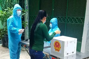 Người dân trong khu cách ly ở quận 3 đi bầu cử