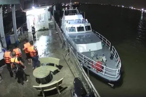 Tàu cao tốc chìm trên sông Nhà Bè do va chạm với phao 