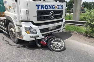 TP Thủ Đức: Xe container rẽ phải tông tử vong người đi xe máy