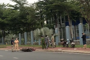 Người đi xe máy tử vong sau khi tông hai cụ bà tập thể dục