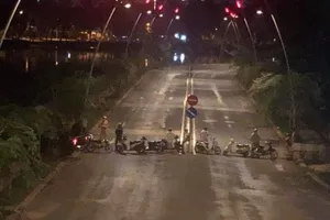 CSGT TP.HCM vây ráp nhóm tụ tập, nẹt pô giữa mùa dịch