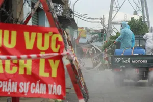Hình ảnh quân sự phun 2.500 lít thuốc khử khuẩn tại TP Thủ Đức