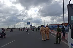 1 người không giấy tờ tuỳ thân chết bất thường trên cầu Bình Lợi