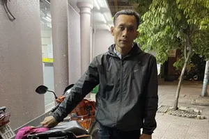 Giả hình sự trấn lột tài sản của cô gái lúc rạng sáng 