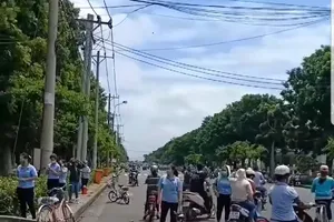 Công nhân ùa ra về khi nghe tin công ty có nhiều ca dương tính 