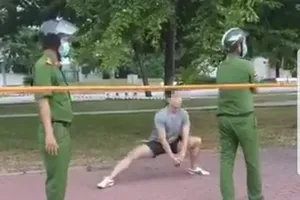 Thản nhiên tập thể dục ở công viên giăng dây khi công an đến nhắc nhở