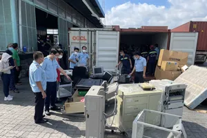 3 lần đổi tên người nhận vẫn bị phát hiện nhập hàng cấm