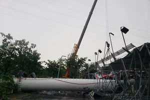 TP Thủ Đức: Trụ quảng cáo khủng bằng ống thép ngã trong cơn mưa chiều 19-7