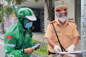 Mua áo Grab đi giao hàng, bị phạt vì ra đường không cần thiết