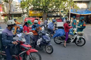 Nhiều người buộc phải quay đầu xe trước giờ G - TP.HCM hạn chế tối đa ra đường 